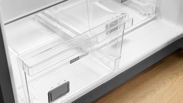 Interior de nevera KitchenAid con cajón FreshChill de ancho completo y bandejas de almacenamiento deslizantes.