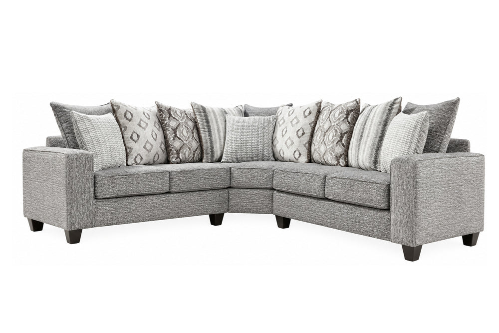 Sofá seccional gris con cojines decorados sobre un fondo blanco.