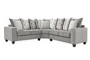 Sofá seccional gris con cojines decorados sobre un fondo blanco.