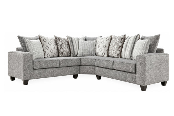 Sofá seccional gris con cojines decorados sobre un fondo blanco.