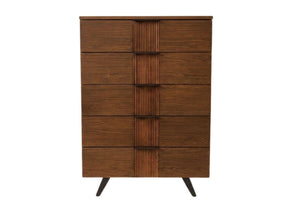 Chest de madera con cinco gavetas, que presenta un diseño de incrustaciones de madera con estrías verticales en el frente y patas cónicas de metal negro, mostrada sobre un fondo blanco liso.