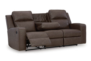 Sofá reclinable de color marrón oscuro con reposapiés ajustables y con consola en el medio, todo sobre un fondo blanco. 