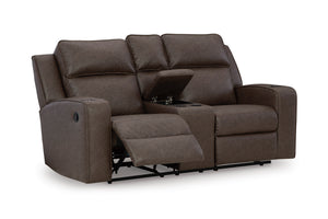 Loveseat reclinable de color marrón con reposapiés ajustables con consola en el medio abierto con dos portavasos y almacenamiento, todo sobre un fondo blanco. 