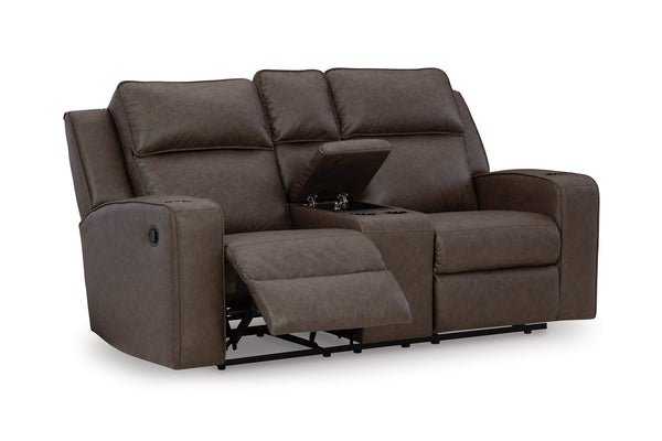Loveseat reclinable de color marrón con reposapiés ajustables con consola en el medio abierto con dos portavasos y almacenamiento, todo sobre un fondo blanco. 
