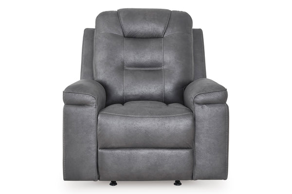 Butaca reclinable manual de color gris, con masaje, y con reposapiés ajustable, en un fondo blanco. 