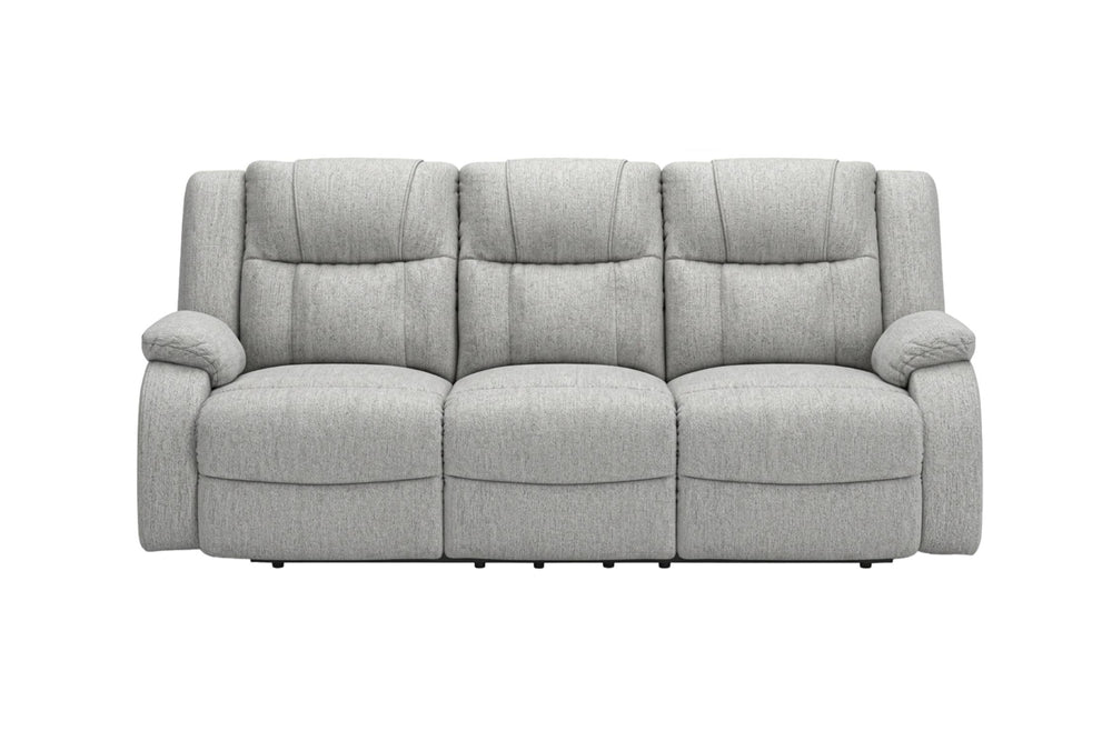 Juego de sala contemporáneo tapizado en tela gris claro, compuesto por sofá y loveseat reclinable, ambientado con mesa de centro, mesas auxiliares y grandes ventanales.
