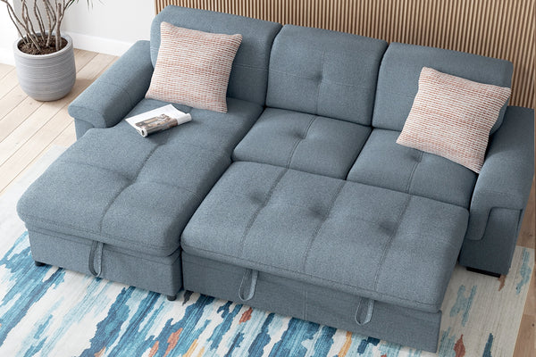 Seccional azul con cojines sobre una alfombra estampada.