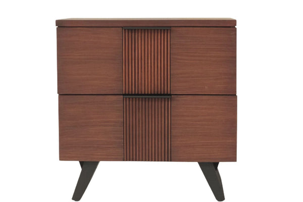 Mesa de noche estilo Mid-Century Modern de dos gavetas con acabado en grano de madera marrón cálido, detalles acanalados verticales en el frente y patas cónicas negras, sobre fondo blanco.