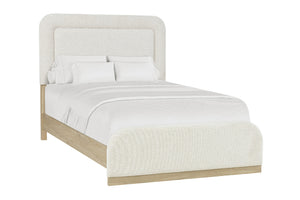 Cama full con ropa de cama blanca y estructura de madera clara sobre fondo blanco.