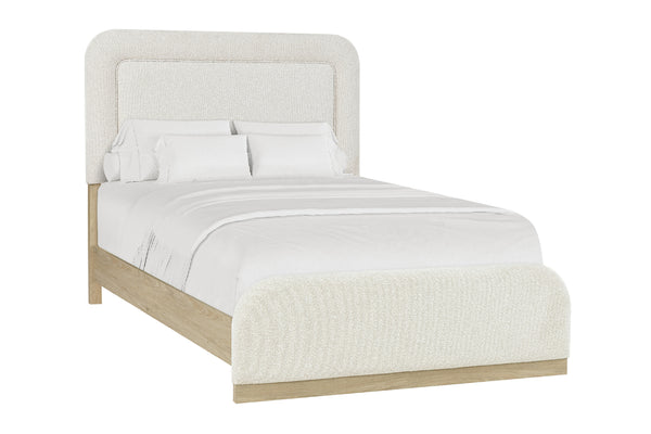 Cama full con ropa de cama blanca y estructura de madera clara sobre fondo blanco.