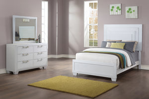 Dormitorio moderno con muebles blancos, que incluye cama y gavetero con espejo, sobre suelo de madera.