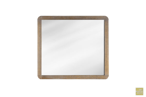 Un espejo de pared cuadrado con marco de madera de color marrón medio, que se muestra sobre un fondo blanco liso.
