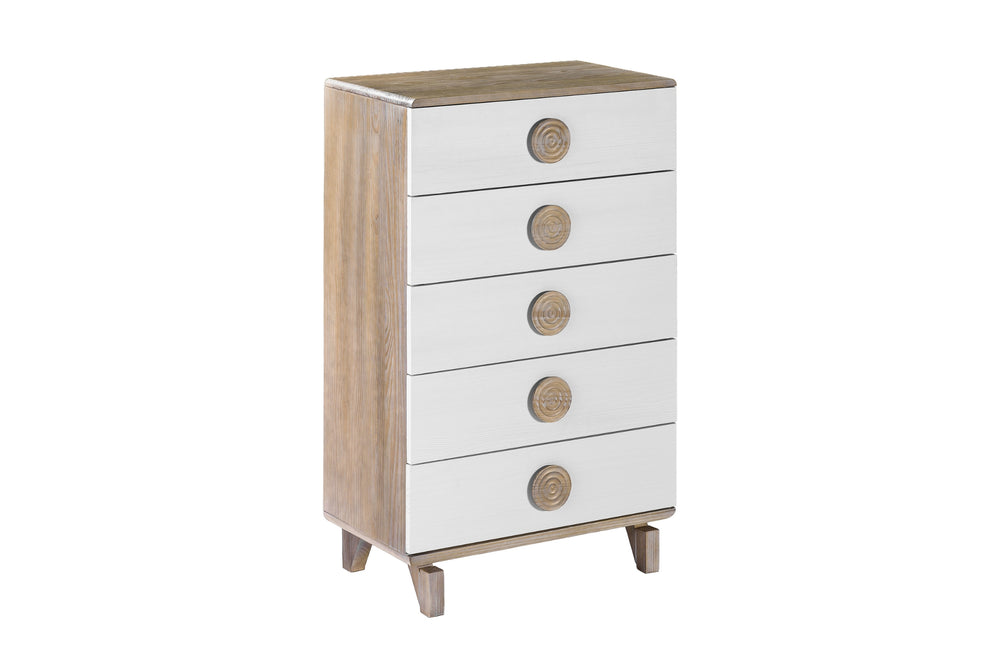 Un chest de cinco gavetas con frentes blancos, panel lateral y tapa de madera natural clara y tiradores redondos metálicos, mostrada sobre un fondo blanco liso.