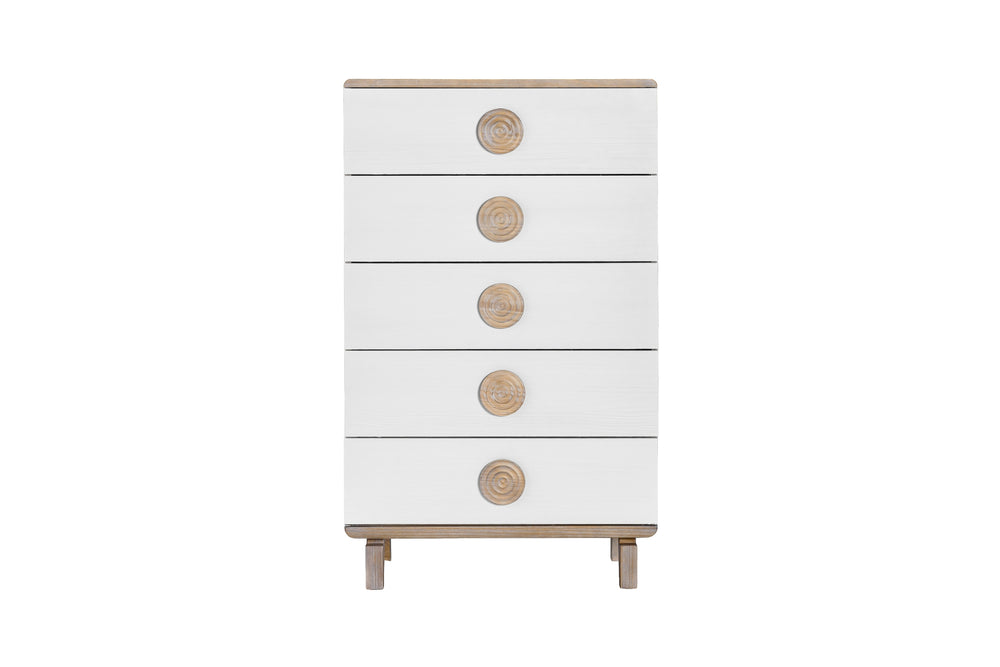 Un chest de cinco gavetas con frentes blancos, panel lateral y tapa de madera natural clara y tiradores redondos metálicos, mostrada sobre un fondo blanco liso.