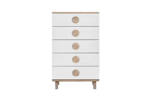 Vista frontal de chest de cinco gavetas con frentes blancos, panel lateral y tapa de madera natural clara y tiradores redondos metálicos, mostrada sobre un fondo blanco liso.
