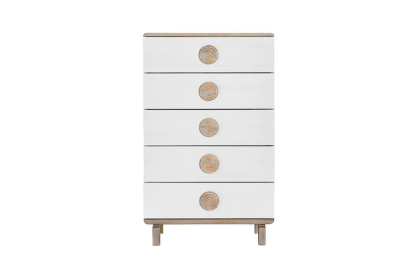 Vista frontal de chest de cinco gavetas con frentes blancos, panel lateral y tapa de madera natural clara y tiradores redondos metálicos, mostrada sobre un fondo blanco liso.