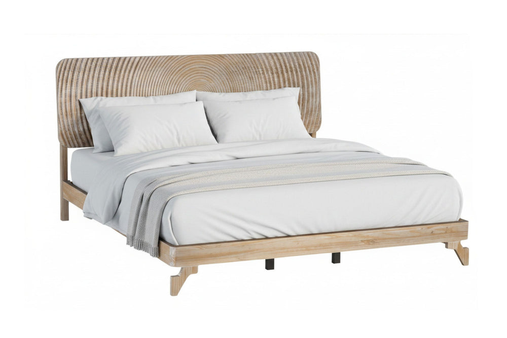 Una cama moderna tipo plataforma con estructura de madera natural clara y cabecero curvo de ratán tejido, decorada con ropa de cama blanca y una manta y almohada de color verde salvia sobre un fondo blanco.