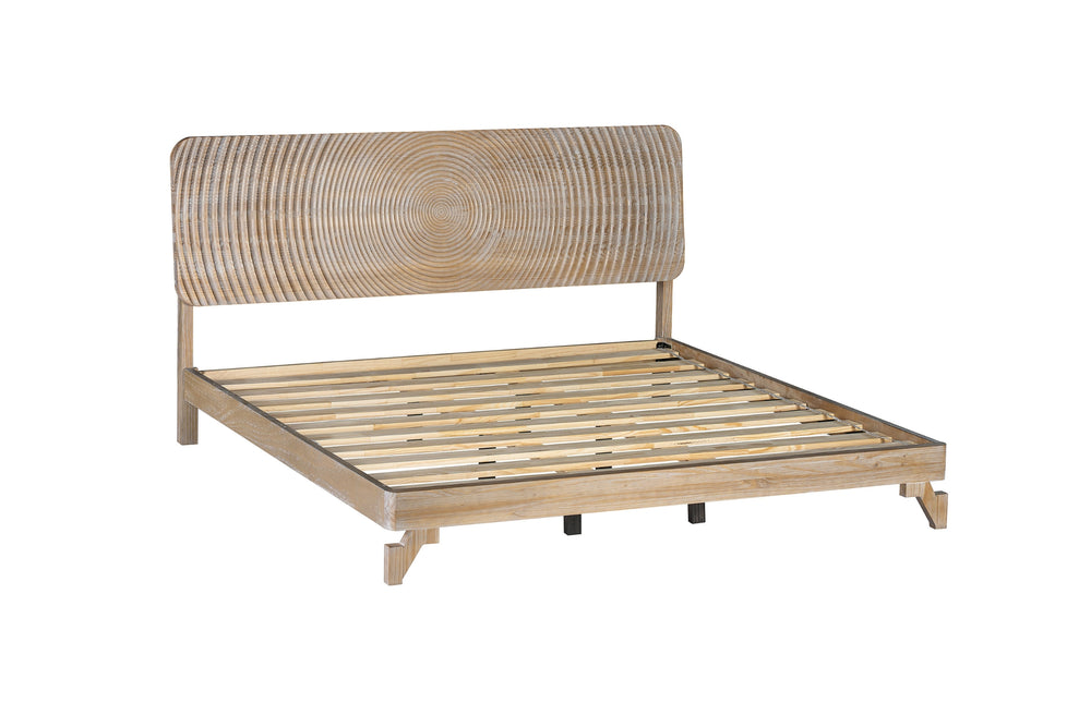 Una cama moderna tipo plataforma con estructura de madera natural clara y cabecero curvo de ratán tejido, decorada con ropa de cama blanca y una manta y almohada de color verde salvia sobre un fondo blanco.