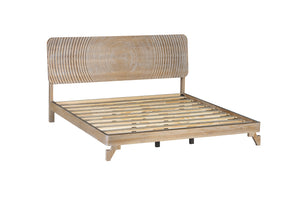 Estructura de cama tipo plataforma de madera natural clara con cabecero de ratán tejido con motivos circulares concéntricos, sobre un fondo blanco liso.