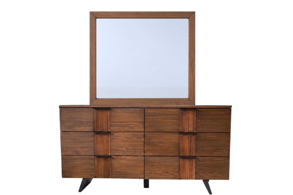 Gvetero de madera moderna de mediados de siglo con espejo rectangular integrado, acabado en madera marrón cálida y patas negras, sobre un fondo blanco liso.