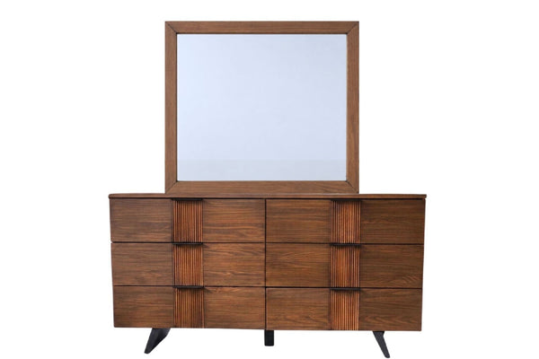 Gvetero de madera moderna de mediados de siglo con espejo rectangular integrado, acabado en madera marrón cálida y patas negras, sobre un fondo blanco liso.