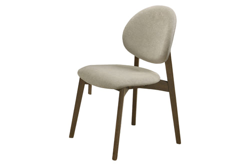 Silla beige con patas de madera sobre fondo blanco.