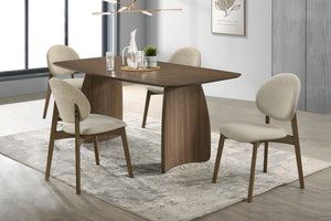 Juego de mesa de comedor con sillas beige en una habitación moderna.
