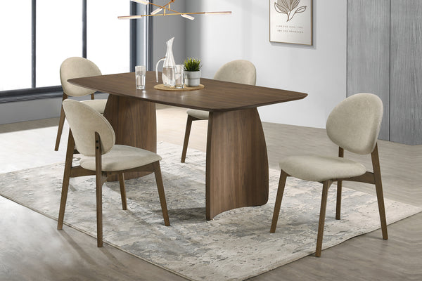 Juego de mesa de comedor con sillas beige en una habitación moderna.