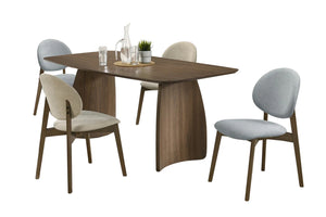Juego de mesa de comedor con cuatro sillas. 2 Sillas beige y 2 Sillas azulez sobre fondo blanco.