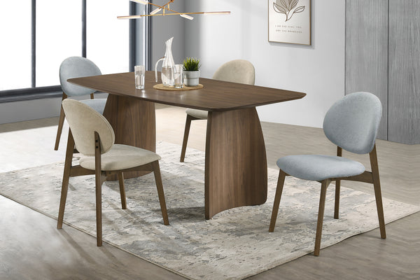 Juego de mesa de comedor con 2 sillas beige y 2 sillas azules en una habitación moderna.