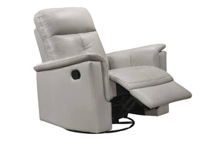 Butaca reclinable de color gris claro con reposapiés ajustable sobre un fondo blanco. 