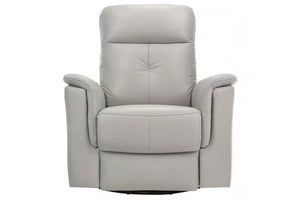 Vista frontal de butaca reclinable de color gris claro con reposapiés ajustable sobre un fondo blanco. 