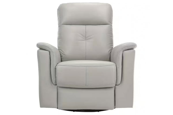 Vista frontal de butaca reclinable de color gris claro con reposapiés ajustable sobre un fondo blanco. 