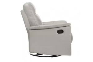 Vista lateral de butaca reclinable de color gris claro con reposapiés ajustable sobre un fondo blanco. 