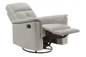 Butaca reclinable de color gris claro con reposapiés ajustable sobre un fondo blanco. 