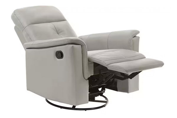 Butaca reclinable de color gris claro con reposapiés ajustable sobre un fondo blanco. 