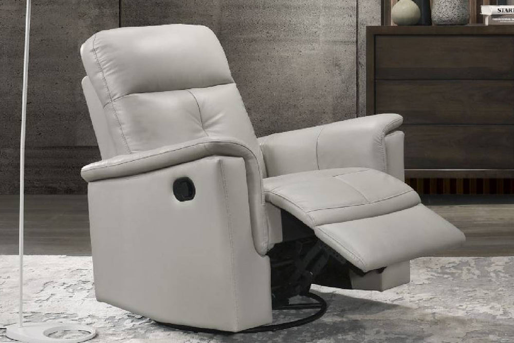 Butaca reclinable de color gris claro con reposapiés ajustable sobre un fondo blanco. 