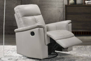 Butaca reclinable de color gris claro con reposapiés ajustable en un entorno de sala moderna con elementos decorativos. 