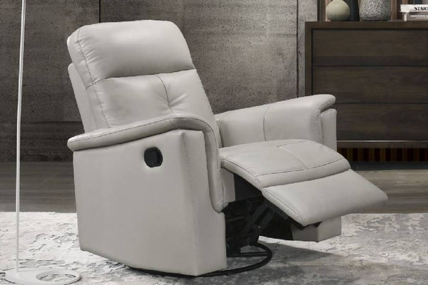 Butaca reclinable de color gris claro con reposapiés ajustable en un entorno de sala moderna con elementos decorativos. 