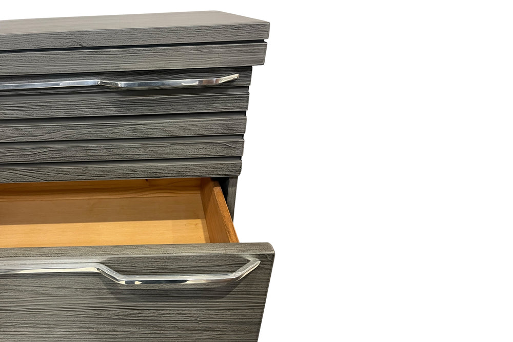 Chest hecho de madera de color gris con cinco gavetas sobre un fondo blanco. 