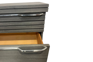 Chest hecho de madera de color gris con cinco gavetas sobre un fondo blanco. 