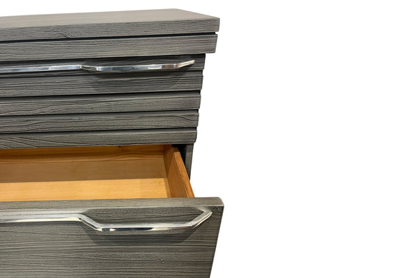 Chest hecho de madera de color gris con cinco gavetas sobre un fondo blanco. 