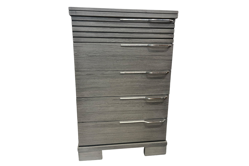 Chest hecho de madera de color gris con cinco gavetas sobre un fondo blanco. 