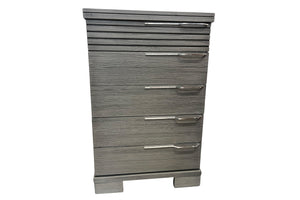 Chest hecho de madera de color gris con cinco gavetas sobre un fondo blanco. 