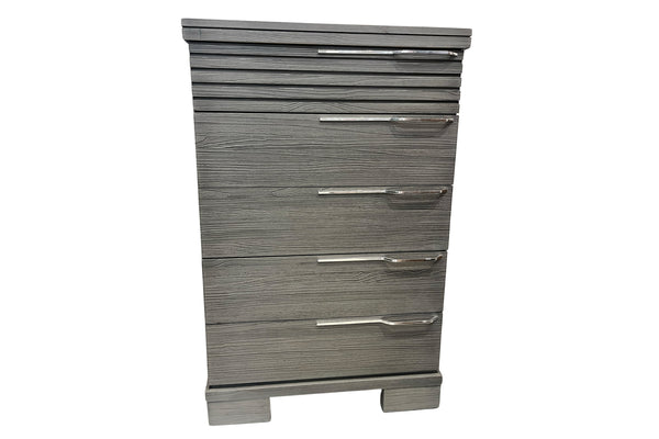 Chest hecho de madera de color gris con cinco gavetas sobre un fondo blanco. 
