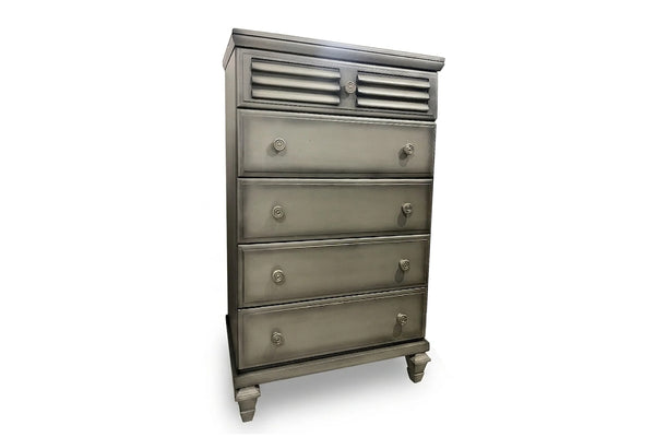 Chest de color gris con cinco gavetas con manijas redondas sobre un fondo blanco. 