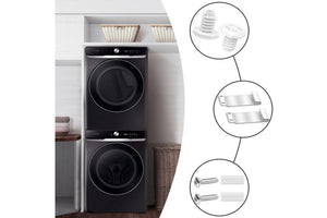 Lavadora y secadora apiladas en un área de lavandería moderna, acompañadas de un kit de instalación con patas niveladoras, soportes metálicos, tornillos y almohadillas protectoras para una fijación segura y estable.