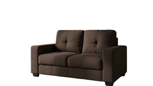 Un loveseat tapizado en marrón oscuro con cojines de respaldo capitoné y brazos cuadrados sobre un fondo blanco.