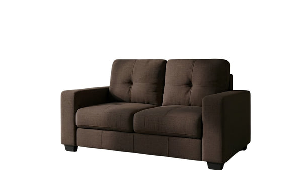 Un loveseat tapizado en marrón oscuro con cojines de respaldo capitoné y brazos cuadrados sobre un fondo blanco.