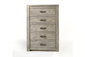 Chest de color gris claro con cinco gavetas sobre un fondo blanco. 